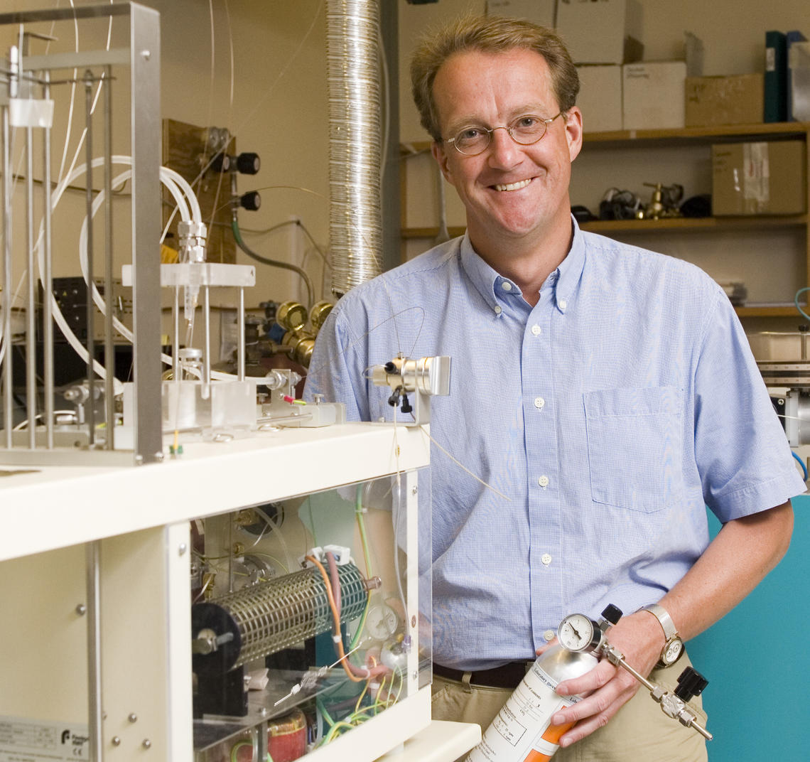 Bernhard Mayer in the Department of Geoscience in the Faculty of Science tracks the sources of nitrate pollution in ground water and surface water in areas that have agricultural land use.