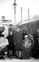 Italians boarding the Toscana